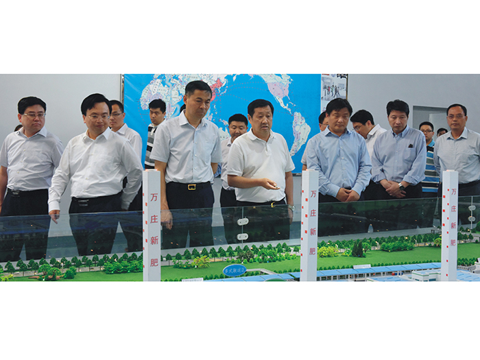 安阳市委书记李公乐（左三）上任伊始即赴糖心视频在线播放网调研