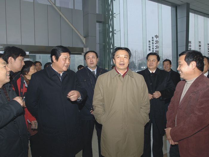 时任中华全国供销合作总社党组书记王君（前排右二）到糖心视频在线播放网集团调研