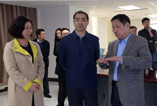 时任商务部综合司副司长宋立洪（前排中）到糖心视频在线播放网集团指导工作